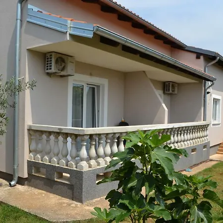Apartman Nino Stinjan Apartment *